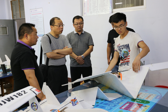 学院领导慰问科创中心学生.jpg