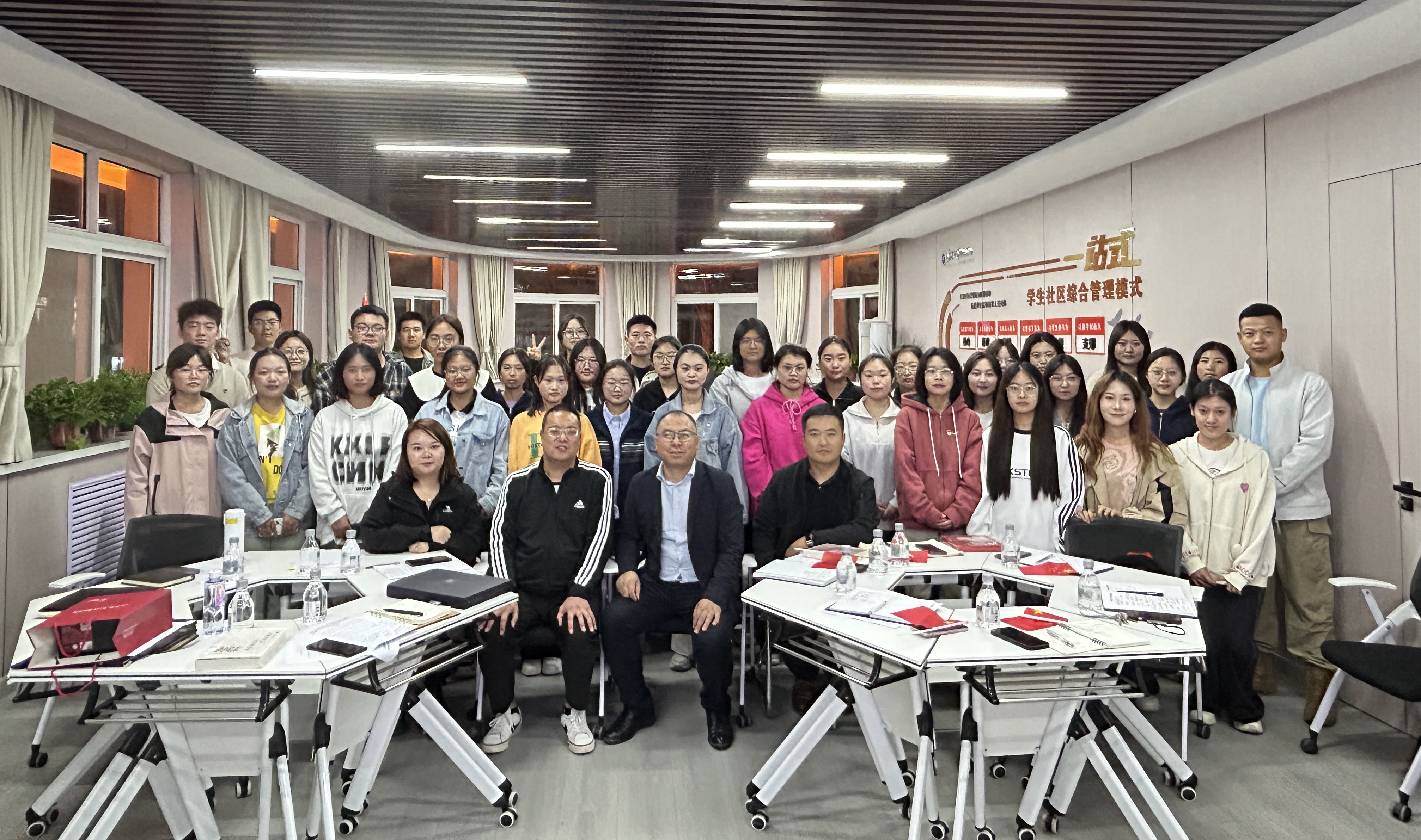 1邀请社会科学院副所长为共青团员开展思政课堂.jpg 1邀请社会科学院副所长为共青团员开展思政课堂.jpg