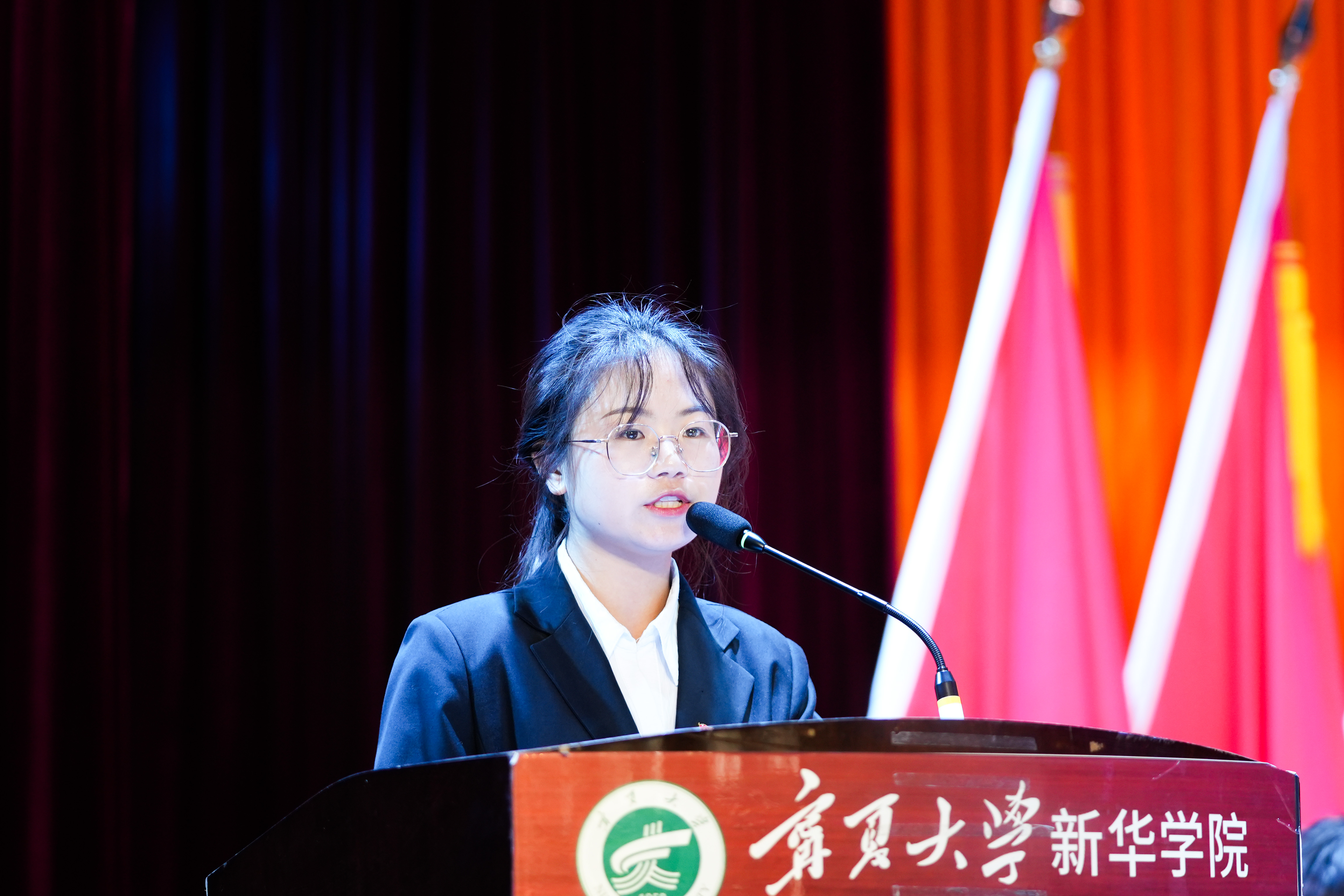 陈娜娜作工作报告.jpg 陈娜娜作工作报告.jpg