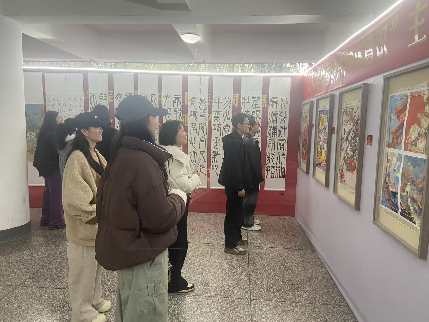 图3 教师观展.jpg 图3 教师观展.jpg